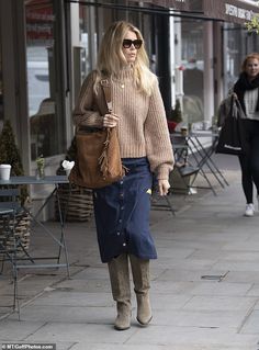 Wicker Stool, Beige Jumper, German Model, Button Midi Skirt, Beige Boots, Chunky Knit Jumper, Kim Kardashian Red Carpet, Kendall Jenner Outfits