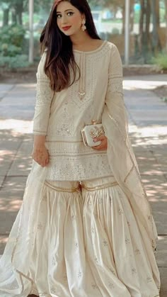 Stylish Garara Design, White And Golden Sharara Suit, White Pakistani Dress Design, Garara Outfit Pakistani, Simple Garara Kurti Design, Traditional Gharara Designs, Off White Garara Suits, Pakistani Garara Dress Design, Fancy Garara Style