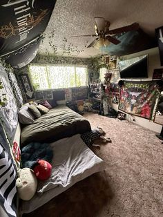 Grunge Bedroom Aesthetic Ideas, Bedroom Idea Board, Grunge Apartment Bedroom, Dark Plant Room Bedrooms, 0.5 Room Pictures, Room Grunge Ideas, Cool Tapestry Bedroom, Y2k Grunge Bedroom Aesthetic, Vintage Core Room