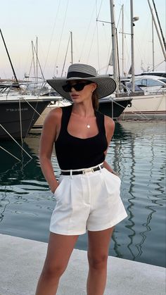 Capture the essence of la dolce vita with our stunning Italian summer outfits! Elegance and effortless style, perfect for sizzling days and balmy nights. White Shorts Outfit, Italian Summer Outfits, Chique Outfit, Classy Summer Outfits, Style Casual Chic, European Summer Outfits, Chique Outfits, Italy Outfits