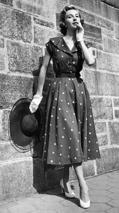 1950s Fashion Photos and Trends - Fashion Trends From The 50s #FashionTrendsBlack 40s Mode, 60s Fashion Trends, Jacques Fath, Fashion 50s, Model Citizen, Dresses 1950s, 1950s Dresses, Club Fashion, 1950 Fashion