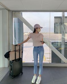 Ootd Airport, Girl Traveling, Japan Outfit, Summer Styling, Desi Fashion Casual, Fashion Corner, Elegant Outfits