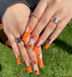 Halloween themed pumpkin nail designs Halloween Nail Colors, Pumpkin Nail Designs, Pumpkin Nail Art, Holloween Nails, Halloween Acrylic Nails, Cute Halloween Nails, Nail Designs Tutorial, Pumpkin Nails, Nail Design Inspiration