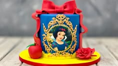 the cake is decorated with an image of snow white