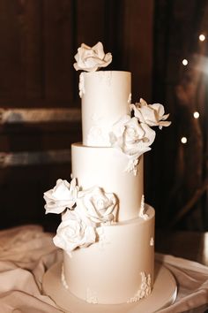 Traditional and classic white wedding cake with white flower decor on white cake stand for timeless rustic luxe wedding in a treehouse White Cascading Bridal Bouquet, Alnwick Treehouse Wedding, Alnwick Treehouse, White Flower Decor, Cake Design Wedding, Woodland Photography, Treehouse Wedding, Three Tier Wedding Cake, White Cake Stand