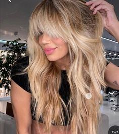 Blonde Layered Long Hair, Long Hair With Bangs Blonde, Farah Fawcett Hair, Long Hairstyles With Bangs, Layered Ends, Bangs Inspo, Fawcett Hair, Farah Fawcett