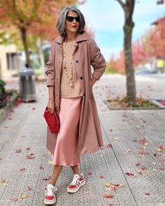 25 Casual Outfit Ideas for Women Over 60 - Pretty Designs Carmen Gimeno Style, Outfits For Women Over 60 Casual, Carmen Gimeno, Casual Outfit Ideas For Women, Best Color Combinations, Comfortable Casual Outfits, Fashion Forward Outfits, Stylish Outfits For Women Over 50, Casual Outfit Ideas