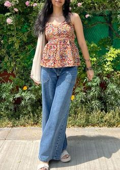 Kurti Over Jeans, Indowestern Outfits For College, Baggy Jeans Fitted Top Outfit, Indian Fusion Outfits Casual, College Indian Outfits, Short Kurti For College, Loose Jeans With Kurti, Jeans Kurti Style Aesthetic, Desi Short Kurti Aesthetic