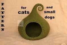 a green crocheted cat house with the words pattern for cats and small dogs