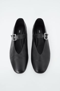 BUCKLED BALLET FLATS Contemporary Ballet, Shoe Trend, Black Flats Shoes, Black Ballet Flats, Knitwear Men, Quilted Bag, London Fashion, Ballerinas, Leather Working