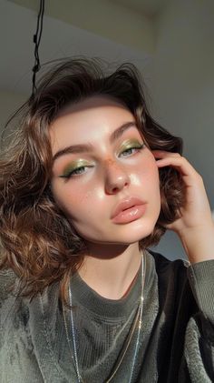 Green And White Makeup Looks, Green Eyeshadow Looks, Aesthetic Eyeshadow, Green Eyeshadow Look, Eyebrow Trends, Christmas Makeup Look, Ethereal Makeup, Green Makeup, Green Eyeshadow