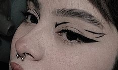 Cool Eyeliner Ideas, Eyeliner Grafico, Easy Graphic Eyeliner, Graphic Eyeliner Ideas, Eyeliner Art, Eyeliner Graphic, Creative Eyeliner, Maquillage Halloween Simple, Eyeliner Designs