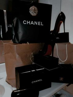 Rich France Aesthetic, Luxury Feminine Aesthetic, Night Luxe Aesthetic Wallpaper, Dark Luxury Aesthetic Wallpaper, Rich Black Aesthetic, Dark Rich Girl Aesthetic, Black Rich Aesthetic, Rich Vibes Aesthetic, Black Rich Girl Lifestyle