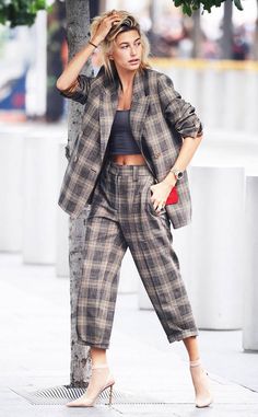 Kaya Gerber, Hailey Baldwin Outfits, Plaid Outfit, Style Anglais, Celeb Fashion, Amy Jackson, Holiday Plaid, Checked Blazer