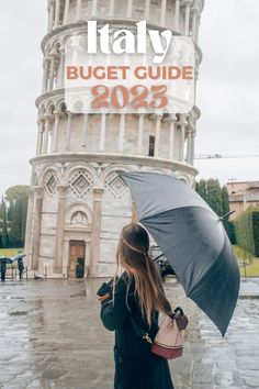 Italy travel photo of a girl looking at the Leaning Tower of Pisa. Rome Italy Outfits, Rome Italy Aesthetic, Rome Italy Photography