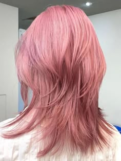 Long Layered Pink Hair, Pink Hair Layers, Hair 2023 Color, Pink Medium Hair, Layered Pink Hair, Pink Layered Hair, Hush Cut Hair Short, Korean Layered Haircut, Korean Hush Cut