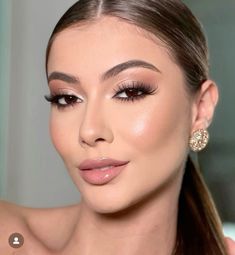 Make glow ✨ Quince Simple Makeup, Softglam Makeup Looks, Pale Skin Makeup Looks, Basic Glam Makeup, Makeup Looks For Wedding Bridesmaid, Makeup For Graduation, Neutral Eyeshadow Looks, Classic Wedding Makeup, Gorgeous Eye Makeup