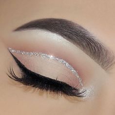 Silver Eye Makeup Looks, Teknik Makeup, Quinceanera Makeup, Silver Eye Makeup, Mekap Mata, Silver Makeup, Makeup Tip, Eye Makeup Looks