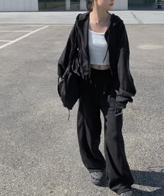 Wide Leg Sweatpants Outfit, Black Sweatpants Outfit, Comfy Korean Outfits, Boyish Outfits, Outfit Korean, Swag Outfits For Girls, Easy Trendy Outfits, Cute Comfy Outfits, Tomboy Fashion