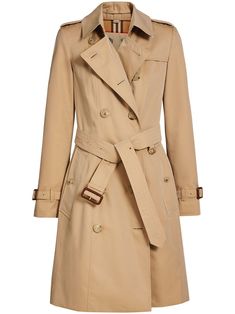 Undoubtedly one of Burberry's biggest triumphs is the trench coat. This honey brown cotton The Chelsea Heritage trench coat is a classic, with a double-breasted front and a belted waist to cinch you in. Note the epaulettes and storm flap... it's all in the details. Featuring notched lapels, epaulettes on the shoulders, a double breasted front fastening, a storm flap, long sleeves, a belted waist and side pockets. Burberry Trenchcoat, Fall Fashion Coats, Burberry Outfit, Burberry Trench, Burberry Trench Coat, Belted Trench Coat, Fall Coat, Dolce E Gabbana, Coat Design