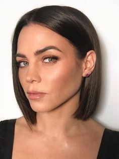 Coffee Brown Hair, Popular Short Haircuts, Trendy Bob Hairstyles, Wavy Bob Haircuts, Beach Wave Hair, Hair Powder, Chin Length Hair, Penteado Cabelo Curto, Hair Color Balayage