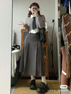 Long Pleated Skirts, Office Fits, Long Skirt Outfits, Pleated Skirts, Clothes Style, Modest Fashion Outfits, Fashion Aesthetic