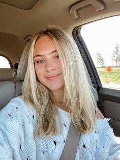 Medium Blonde Hair Length, Blonde Mid Hair Length, Blonde Short Medium Hair, Medium Hair Inspiration, Blonde Haircut Ideas Straight, Hair Cuts Blonde Medium, Mid Length Hair Inspiration, Medium Length Haircut With Face Frame