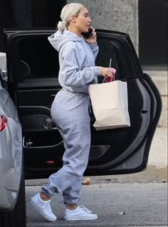 Kim Kardashian Style Casual, Kardashian Style Casual, Kardashian Casual Outfit, Errands Outfit Winter, Sweat Suits Outfits, Athleisure Capsule Wardrobe, Athleisure Capsule, Estilo Kim Kardashian, Sweatsuit Outfit