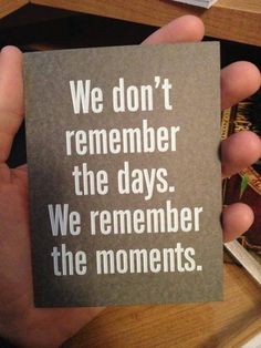 someone is holding up a card that says, we don't remember the days we remembers the moments