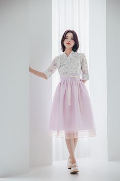 #als durchdringend in den Alltag, Hanbok tragen Soosulhwa tragen 💛 Über 'Soosulhwa' SooSulhwa ist ein "handgemachtes" modernes Hanbok-Unternehmen, das Hanbok mit alltäglichem Komfort und Schönheit gestaltet, die zum aktuellen Trend passen. ❗Versandrichtlinie: Für Bereiche, in denen die Versandkosten 35 $ übersteigen, wie Europa und Kanada, können zusätzliche Versandkosten anfallen. 💛 Über moderne Hanbok-Bluse (Jeogori) 🎁 Handgefertigt, so dass die Körperform beim Tragen sowie das Volumen schl Elegant Hanbok For Spring Wedding, Fitted Hanbok For Spring Wedding, Korean Hanbok Modern, Elegant Fitted White Hanbok, Traditional Fitted Wedding Hanbok, Modern Hanbok Dress, Modernized Korean Hanbok, Modern Hanbok, Handmade Modern