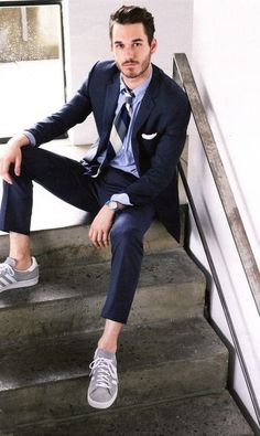 18 Looks ideales para los chicos que quieren usar tenis con traje Men Work Outfits, Mode Poses, A Man In A Suit, Light Blue Dress Shirt, Suede Outfit, Man In A Suit, Mens Fashion Edgy, Navy Suit