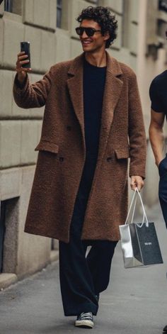 Trenchcoat Outfit Men, Paris Fall Outfits, Europe Fall Outfits, Brown Coat Outfit, Mens Street Style Winter, Outfits For 2023, Brown Overcoat, Coat Streetwear, Old Money Outfits