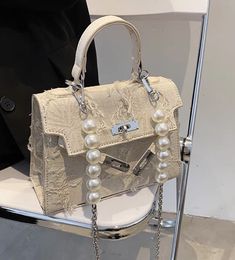 Tas Lv, Luxury Crossbody Bag, Kawaii Bags, My Style Bags, Summer Luxury, Trendy Purses, Luxury Bags Collection, Trendy Shoulder Bag, Luxury Crossbody