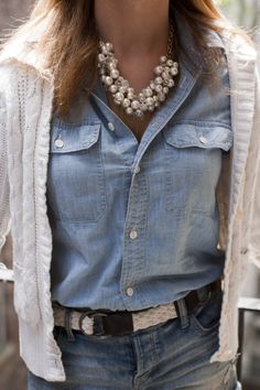 Pearl Outfits, Denim And Pearls, Jean Fashion, Moda Denim, Style Casual Chic, Mode Casual, Fashion Blogger Style, Menswear Inspired, Mode Vintage