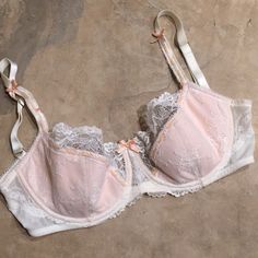 Nwot Elle Macpherson White & Tan Lace Bra 34e Unlined Underwire Unworn No Signs Of Wear Thus Listed As New Without Tags Retro Lingerie, Elle Macpherson, Lace Bra, Cream White, Women's Intimates, Lingerie, Bra, White, Lace