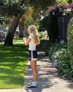 Sporty Aesthetic Outfit, Hot Day Outfit, Golden Blonde Hair, Walking Outfits, Sporty Aesthetic, Warm Weather Outfits, Summer Outfit Inspiration, Hot Day, Shoes Socks