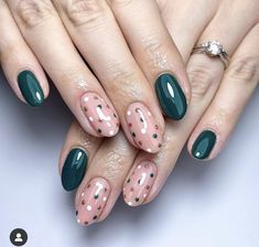 Christmas Dot Nails, Christmas Nails Polka Dots, Polka Dot Christmas Nails, Trendy Christmas Nails 2023, Green Polka Dot Nails, Simple Festive Nails, Plain Christmas Nails