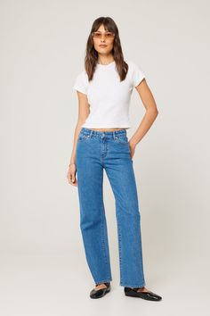 Low rise fitted jean with relaxed straight leg
Fitted through the waist and seat, with a relaxed straight leg
Rolla's signature back pocket stitching & vintage logo button
Full length inleg for a 90's fashion look
Zip closure 90s High Waisted Straight Leg Jeans, 90s Jeans Straight Leg, Relaxed Fit Straight Leg Jeans, Low Rise Straight Leg Jeans Levis, Weight Leg Jeans, Vintage Straight Jeans Outfits, 90s Jeans Outfit, Parisian Jeans, Clothes Moodboard