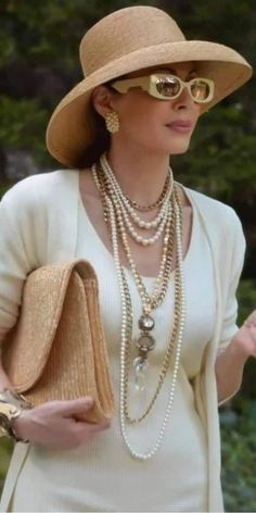 Pearl Outfit Aesthetic, Styling Pearls, Look Fashionista, Elegant Style Women, Moda Chanel, Love Friends, Over 50 Womens Fashion, Classy Casual Outfits, Classy Casual