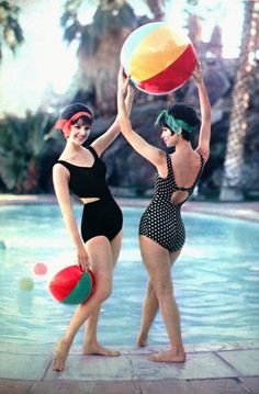 Francesco Scavullo, Retro Swimwear, Vintage Swim, Look Retro, Vintage Versace, Vintage Swimwear, Vintage Swimsuits, Beach Ball, 1960s Fashion