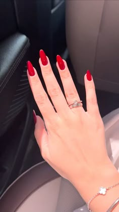 Esmaltação vermelha | unha vermelha | red nails Red Nails Gel, Glamour Nails, Pointed Nails, Vintage Icons, Nail Decorations, Blue Nails, Almond Nails, Red Nails, Simple Nails