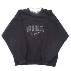 Vintage Nike Sweater, Granola Outfits, Collage Outfits, 2000s Clothes, 00s Fashion, Simple Wardrobe, Nike Sweater, Nike Sweatshirts, Mode Vintage