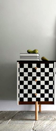 Chequerboard desk Checkered Furniture Diy, Checkered Painted Furniture, Fun Dresser Painting Ideas, Diy Painted Desk, Checkerboard Furniture, Checkered Furniture, Mid Century Furniture Makeover, Geometric Furniture Design, Refurbished Desk