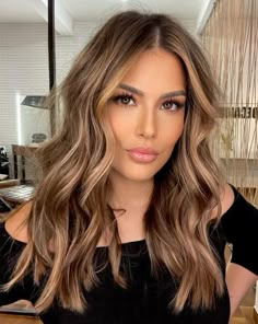 35 Gorgeous Fall Hair Colors Trending for Autumn 2023 Caramel Money Pieces On Dark Hair, Chriselle Selling Sunset Hair, Mom Fits, Honey Brown Hair, Fall Hair Color Trends, Hair Color Caramel, Hair Color For Brunettes, Color For Brunettes