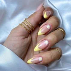 Unghie primavera estate 2021, i colori e le fantasie da provare Almond Shaped Nails Designs, Unghie Nail Art, Spring Acrylic Nails, Daisy Nails, Almond Nails Designs, Almond Acrylic Nails, White Nail, Yellow Nails, Nail Designs Spring