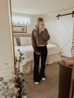 How to style flare leggings lulu scuba dupe Style Flare Leggings, Flare Jeans Outfit Winter, How To Style Flares, Lulu Scuba, Cooler Weather Outfits, Outfits With Flares, Lounge Wear Outfit, Leggings Lulu