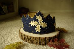 a blue crown sitting on top of a tree stump