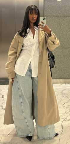 Cozy Baddie Outfits, Fall Outfits Trench Coat, Ny Fall Outfits, Beige Outfit Aesthetic, Black Trench Coat Outfit, Beige Coat Outfit, Trench Coat Outfit Winter, Trench Coat Outfit Fall, Business Streetwear