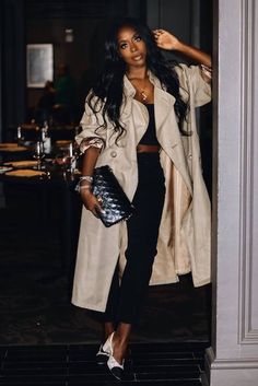 What To Wear With Trench Coat [2023]: 60+ Trench Coat Outfit Ideas To Try Trench Coat Outfit Ideas, Trench Coat Street Style, Coat Outfit Ideas, Georgetown Dc, Trench Coat Outfit, Coat Outfit, Dinner Outfits, Black Women Fashion