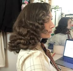 Academia Look, Historical Hairstyles, 40s Hairstyles, Vintage Academia, Vintage Hairstyles Tutorial, 1940s Hairstyles, Hollywood Waves, Fancy Hairstyles, Different Hairstyles